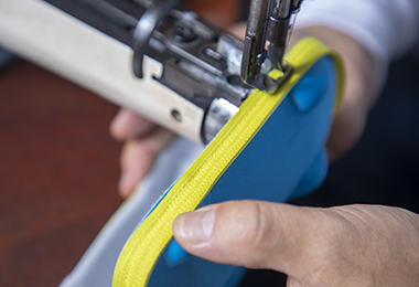 isunny-eyewear-cases-manufacturing-smooth-sewing